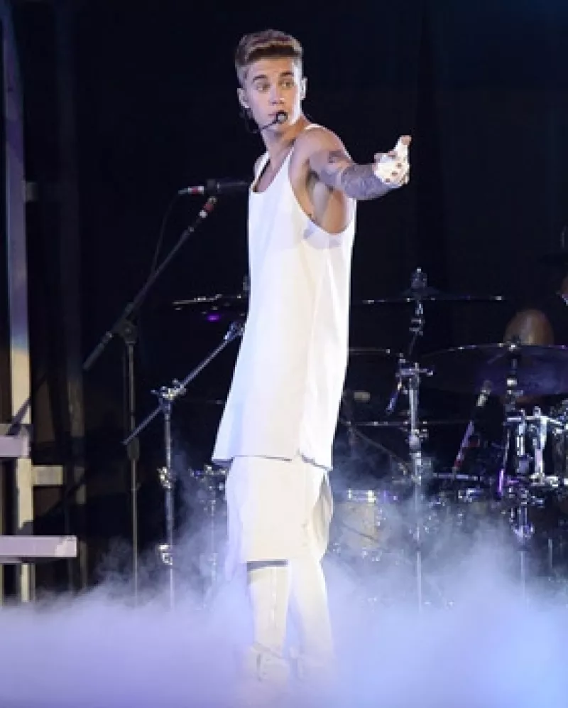 Las autoridades encontraron restos de marihuana en uno de los acompañantes del cantante, quien fue también reprendido por usar un lenguaje inapropiado durante la inspección.