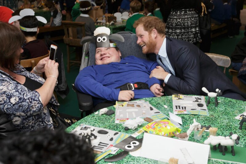 Tanto Harry como William convivieron con los niños y armaron gorros con el personaje de La oveja Shaun.