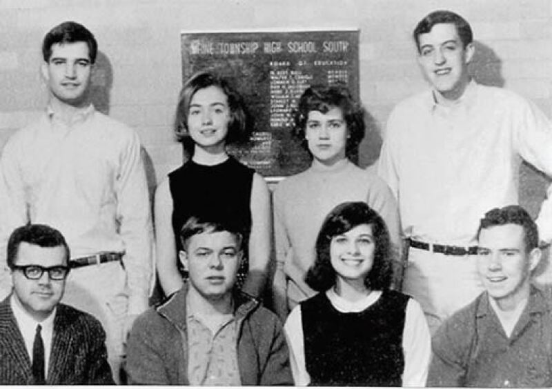Hillary junto a compañeros de clase.