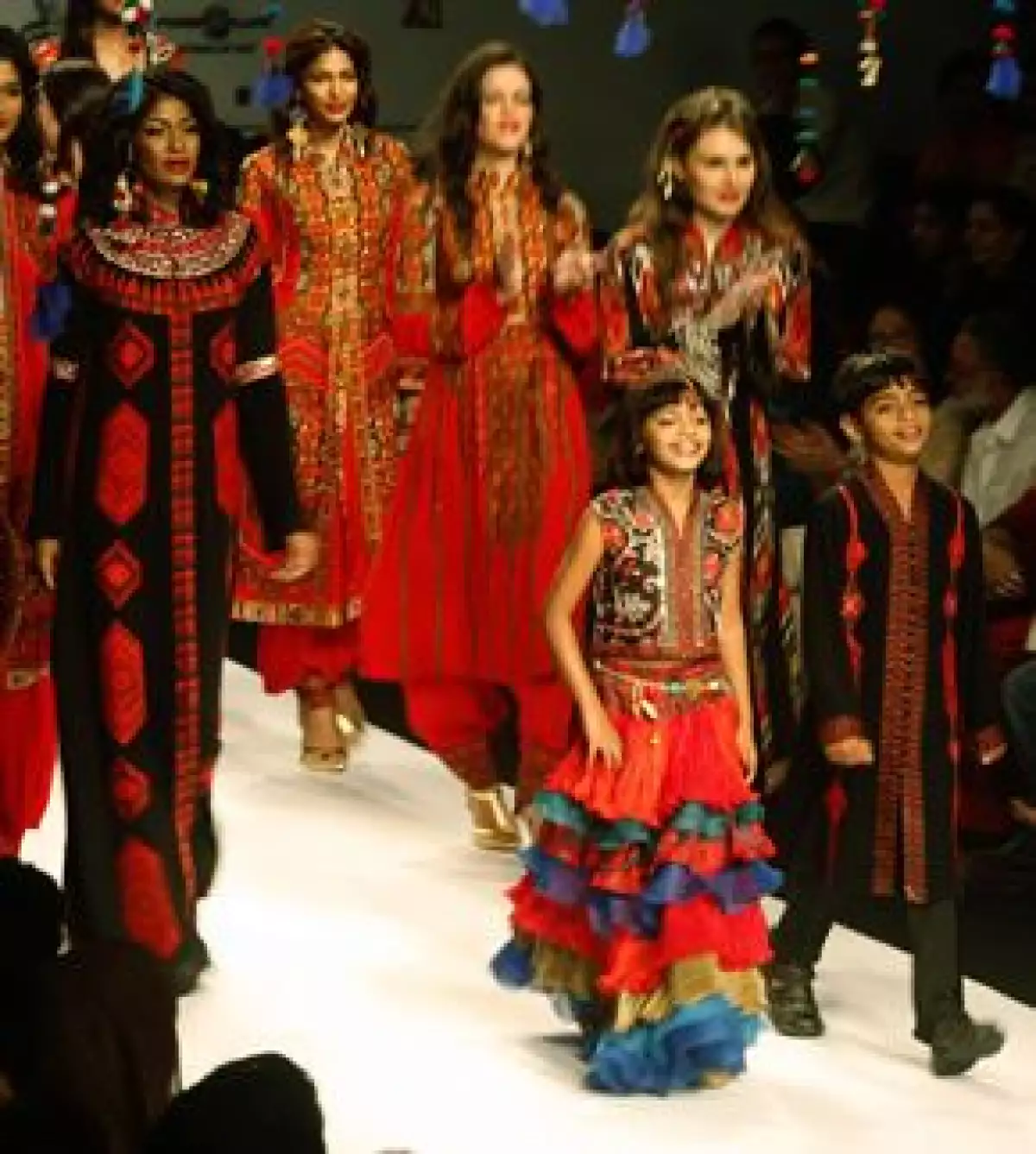 Rubina Ali y Azharuddin Ismail modelaron en la pasarela de la Wills LifeStyle India Fashion Week de Nueva Delhi.
