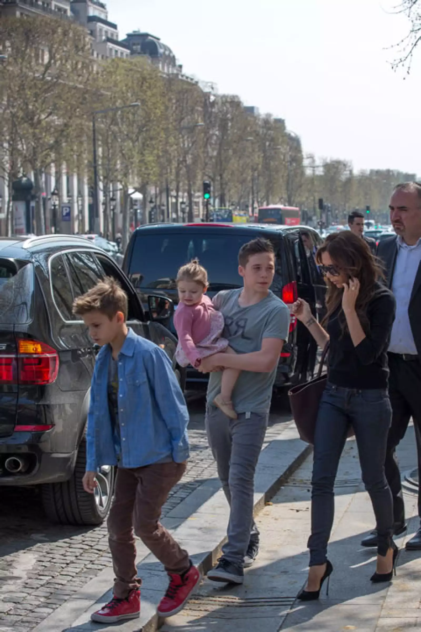 Romeo acompañado de su hermano mayor Brooklyn, cargando a la pequeña Harper y su mamá Victoria.