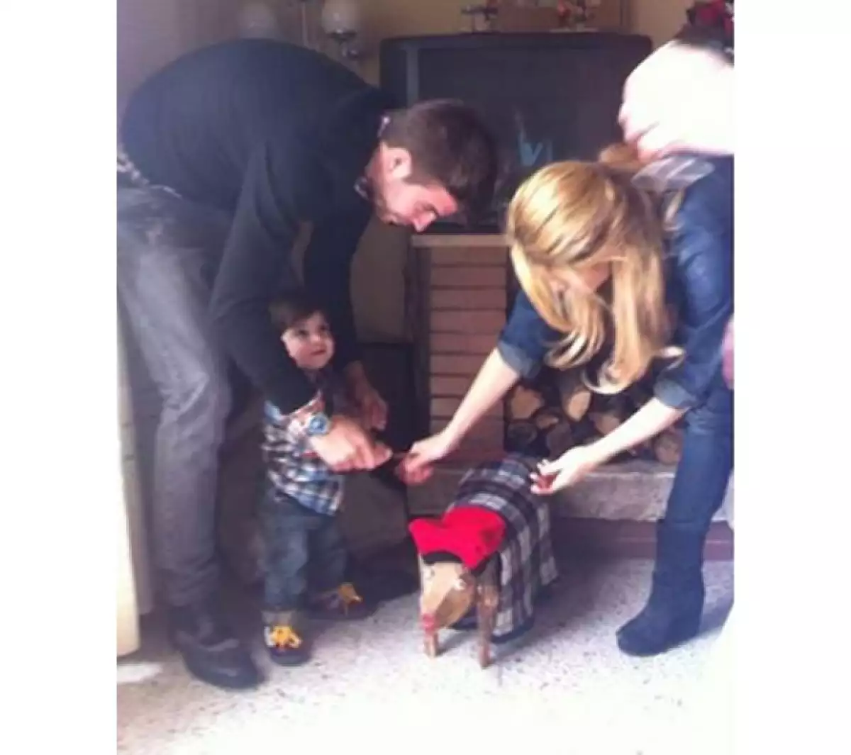 Shakira ayudaba a su hijo a pegar al `Caga tío´para descubrir sus regalos.