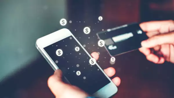 Una persona transfiere recursos en su teléfono celular.