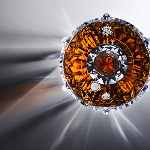 La botella contiene una bebida especialmente elaborada con una exclusiva mezcla de maltas y whiskys escoceses de grano que fueron destilados y madurados desde 1952, año en el que Su Majestad comenzó a reinar.