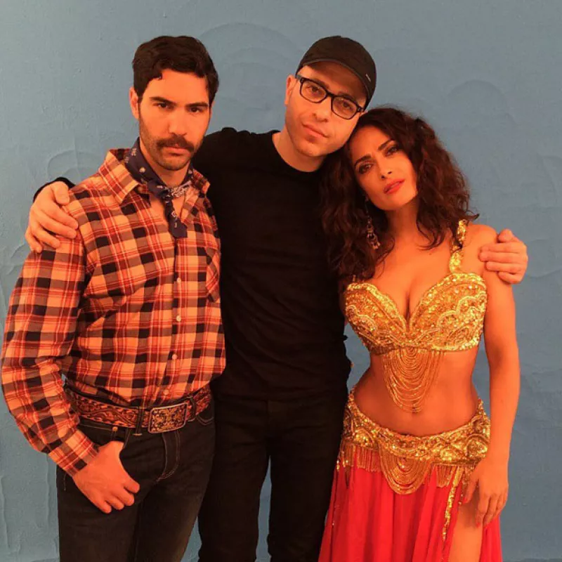 La guapa actriz publicó una imagen en la que aparece ataviada con el outfit de una belly dancer, por lo que dejó ver su escultural cuerpo y además presumió de sus habilidades para este baile exótico.