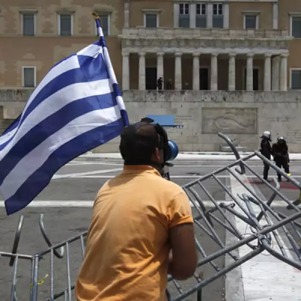 “Debemos evitar el colapso del país con cada esfuerzo posible”, dijo Papandreu antes de la votación y en medio de un segundo día de huelgas que ha paralizado gran parte del país.