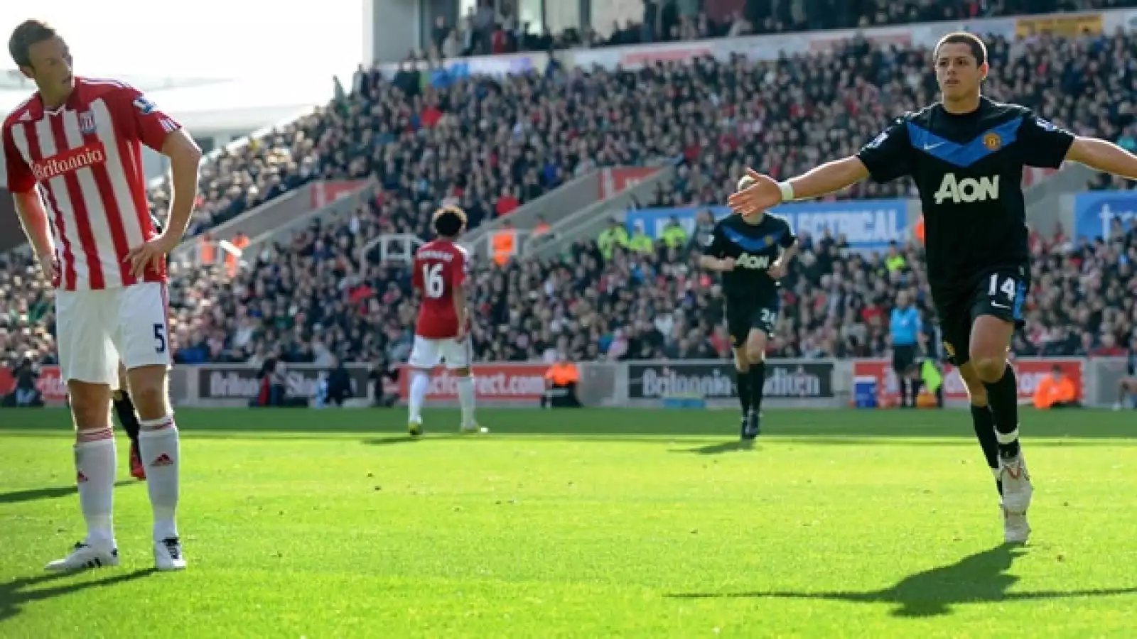 Doblete Chicharito con el Manu