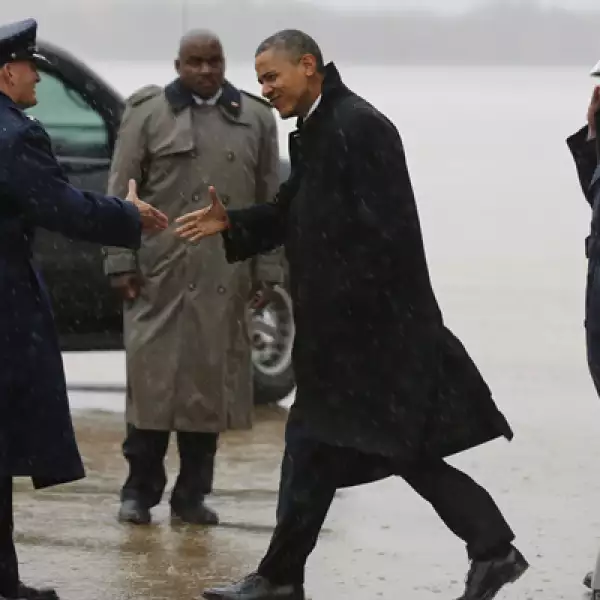 ‘Sandy’ obligó a Obama y Romney a cancelar actos de campaña y provocó temores de una interrupción a las votaciones anticipadas.