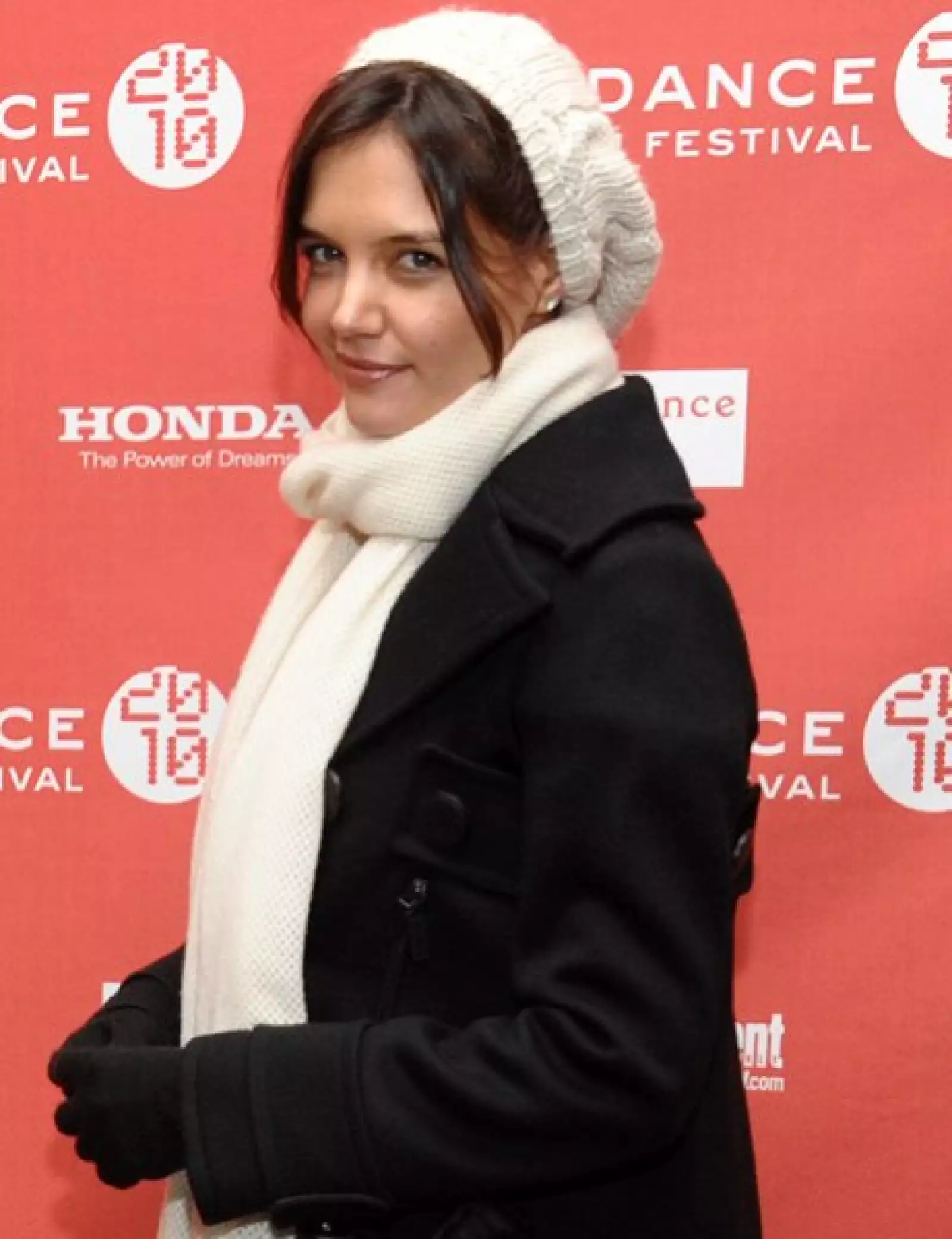 Katie Holmes. Para cubrirse del frío, al tiempo que asiste a premiere en Sundance.