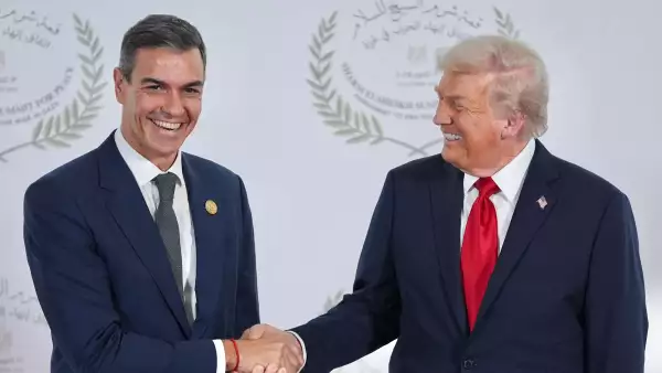 El presidente Donald Trump saluda al primer ministro de España, Pedro Sánchez, durante la cumbre para apoyar el fin de la guerra entre Israel y Hamas de más de dos años en Gaza después de un acuerdo de alto el fuego, el lunes 13 de octubre de 2025, en Sharm El Sheikh, Egipto