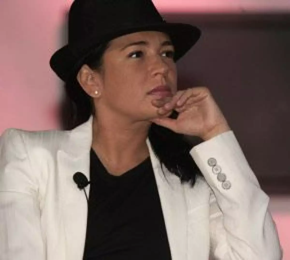 La conductora le hizo entrega de un reconocimiento a la cantante.