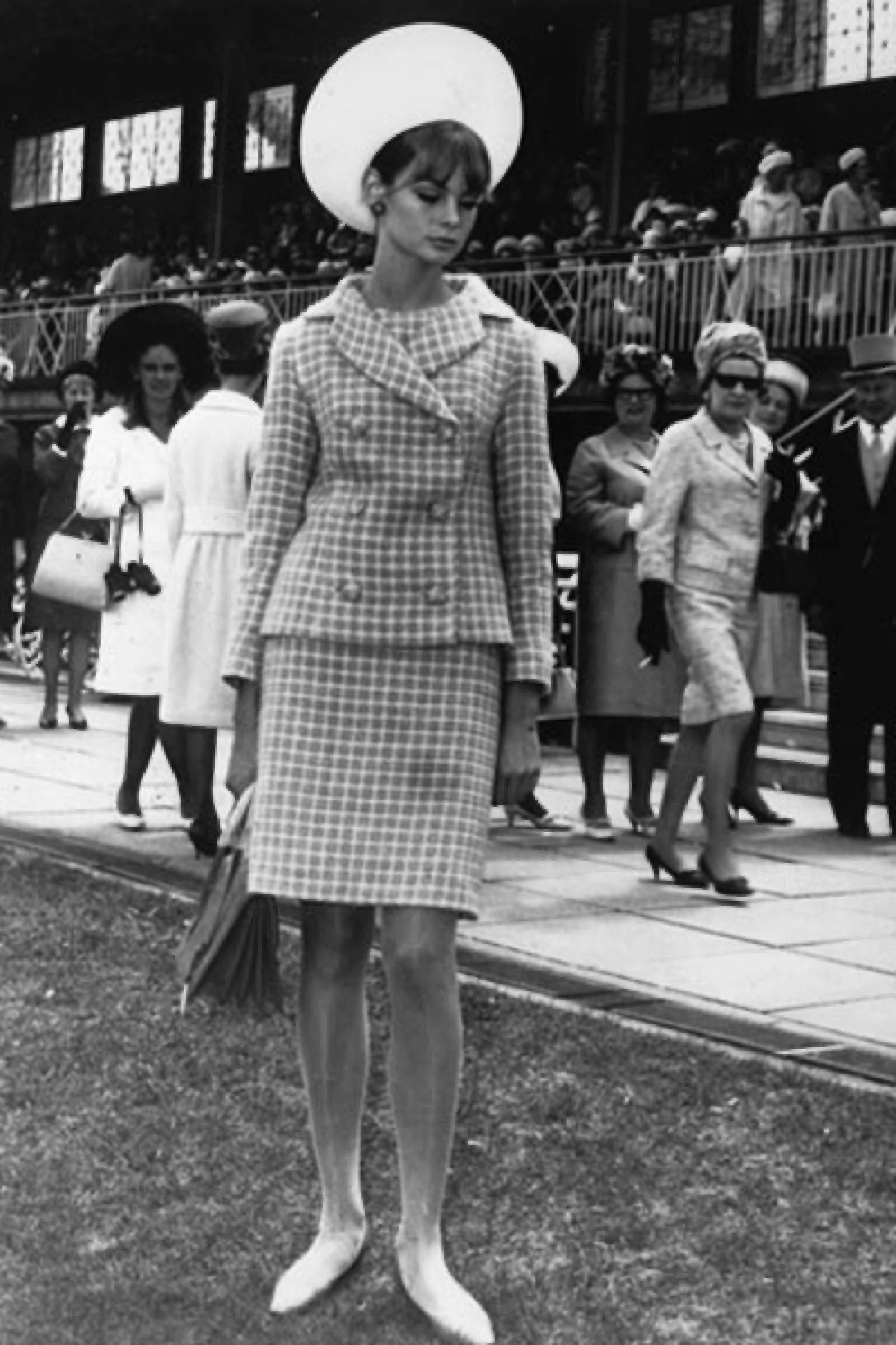 La guapa modelo Jean Shrimpton en una carrera de caballos en Melbourne en 1965.