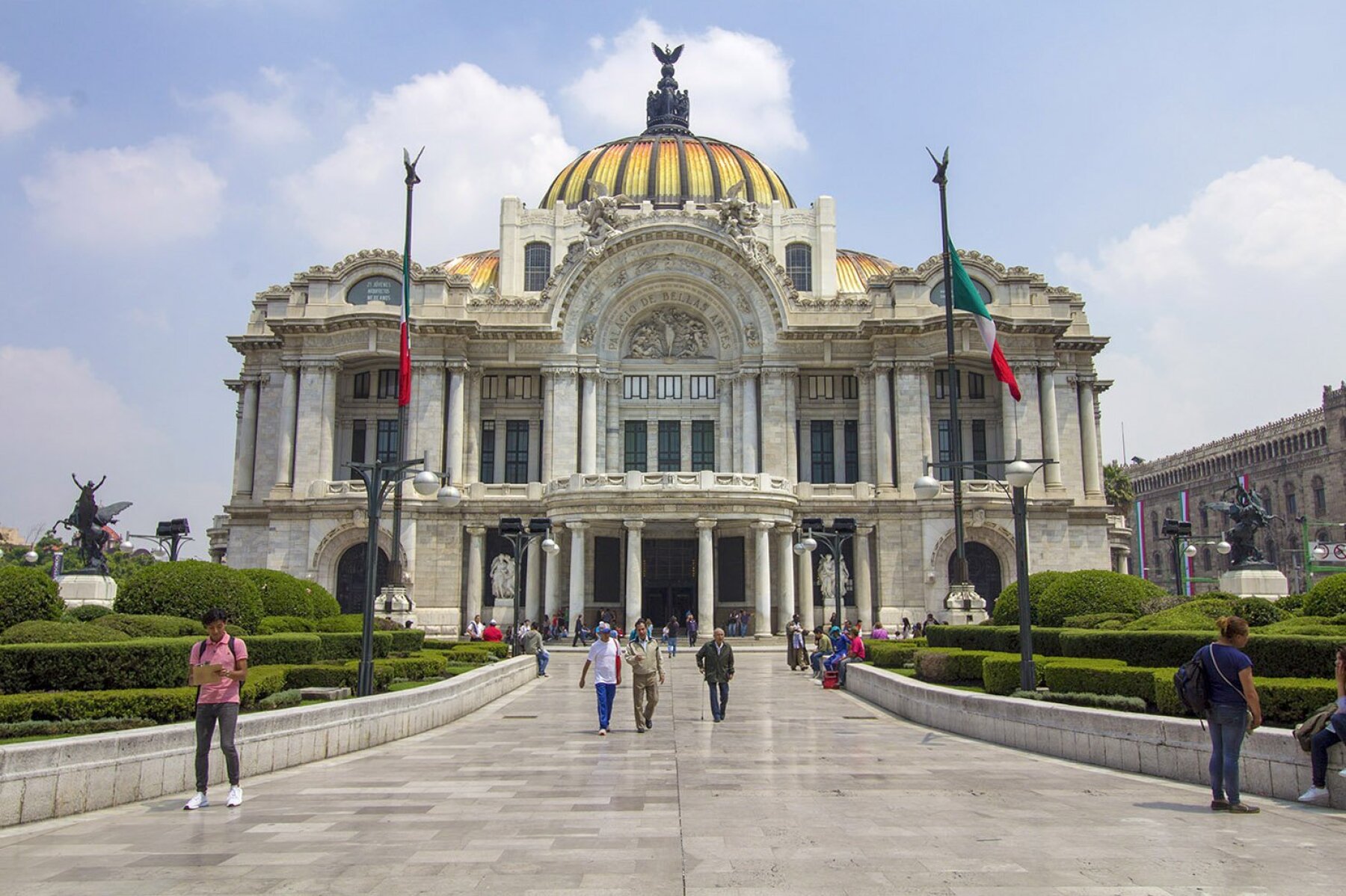 Los grabados y esculturas que 'resguardan' al Palacio de Bellas Artes