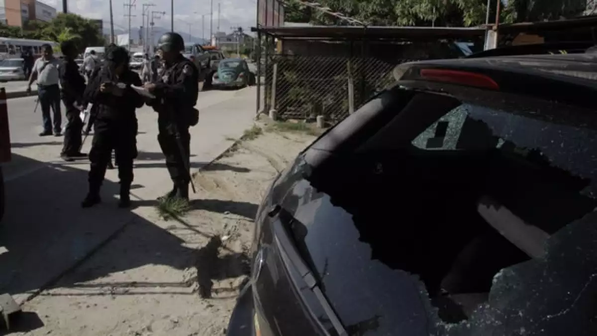 Policías investigan un intento de secuestro que terminó con la vida de una persona en el puerto de Acapulco