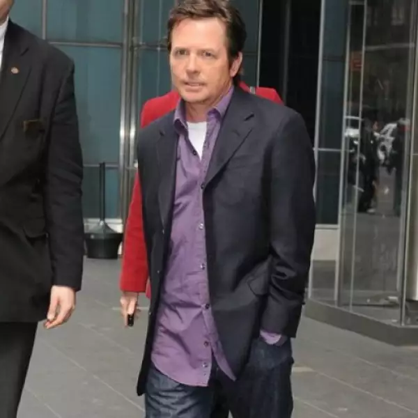 Siempre joven. Michael J. Fox sale de la grabación del programa de Larry King en Nueva York. A pesar de su enfermedad, el actor luce muy jovial.