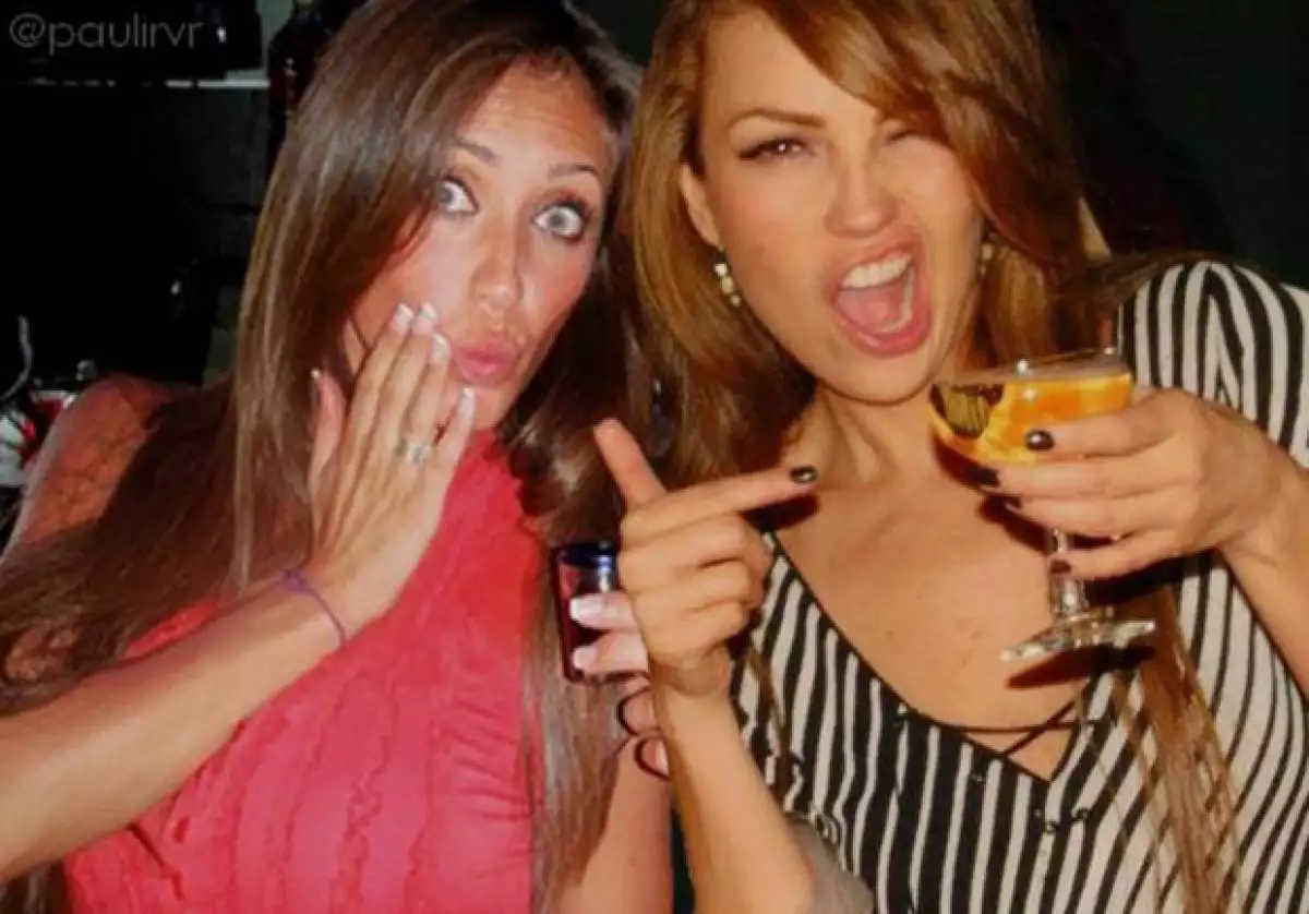 Después de que ambas han expresado su cariño y admiración mutua, un fan decidió hacer un fotomontaje de ambas `celebrando´ y la subió a Twitter, Thalía la compartió con sus seguidores.