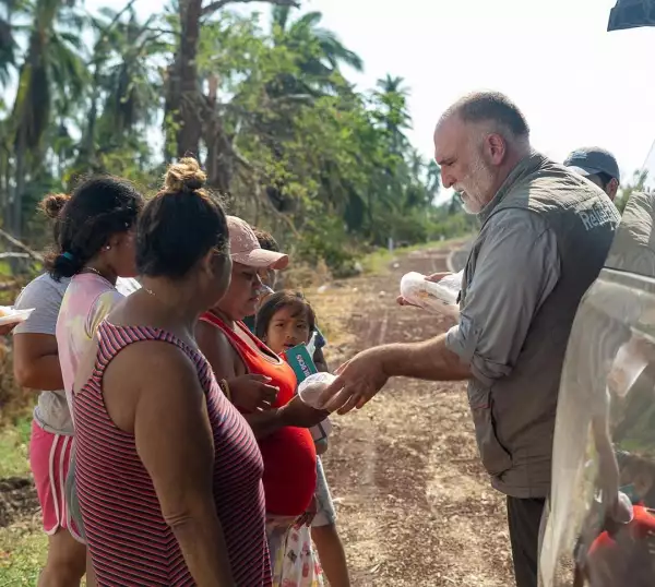 Chef José Andrés ayuda a afectados por huracán Otis