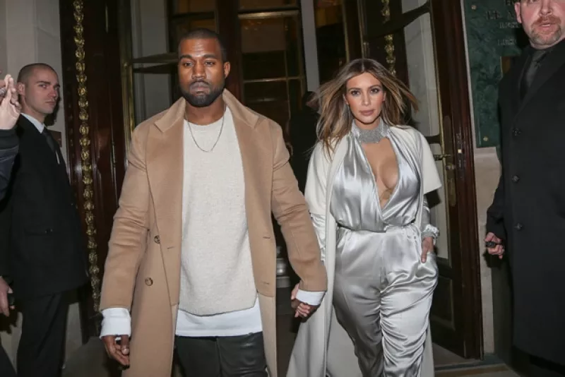 Aunque en un inicio el rapero se negó, parece que la estrella de reality logró convencerlo al decirle que el canal E! pagará gran parte de la ceremonia y fiesta.