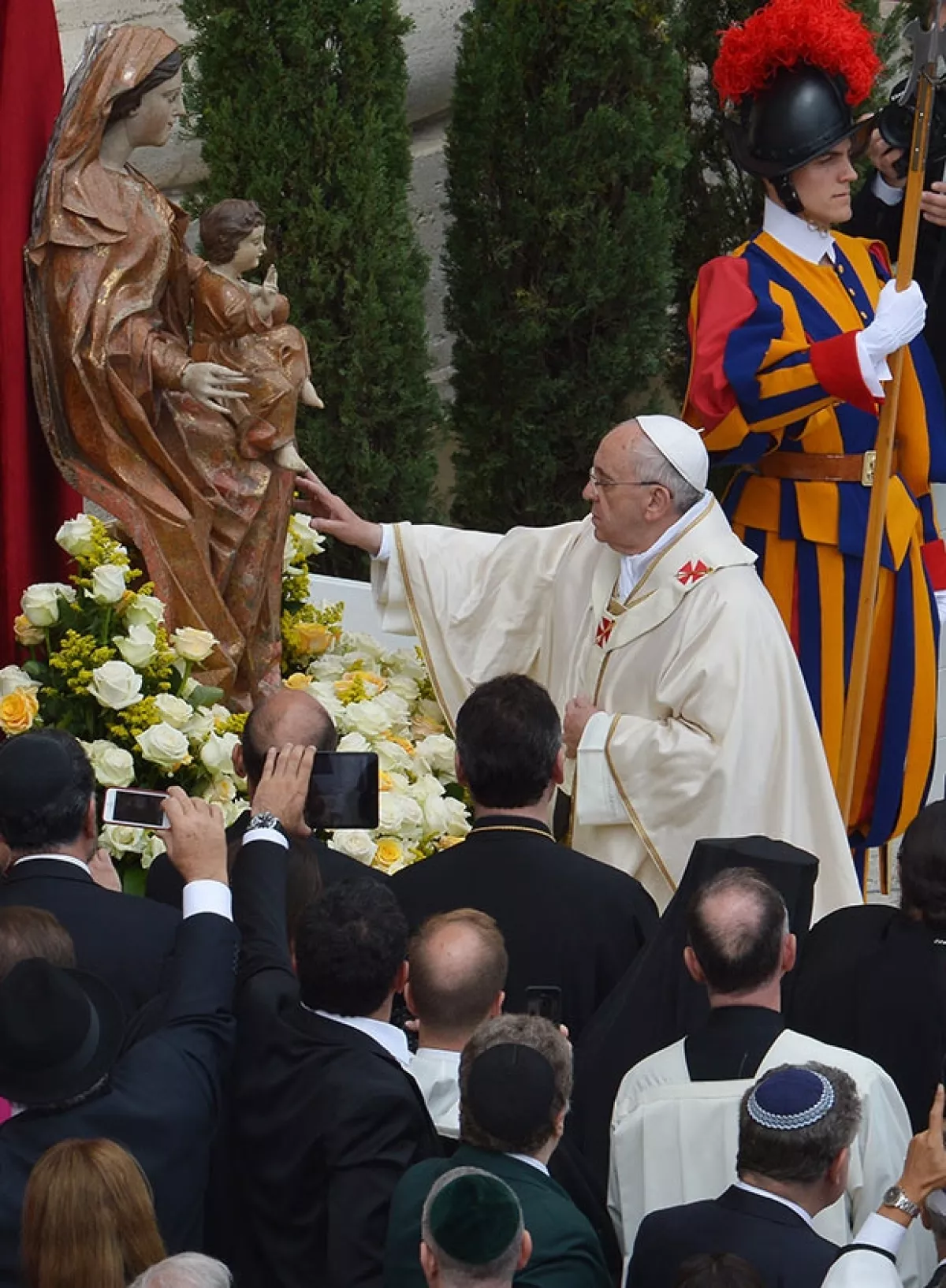 Alrededor de 800, 000 peregrinos se dieron cita este domingo en la Plaza de San Pedro en el Vaticano para ser testigos de este hecho histórico dentro de la iglesia Católica.