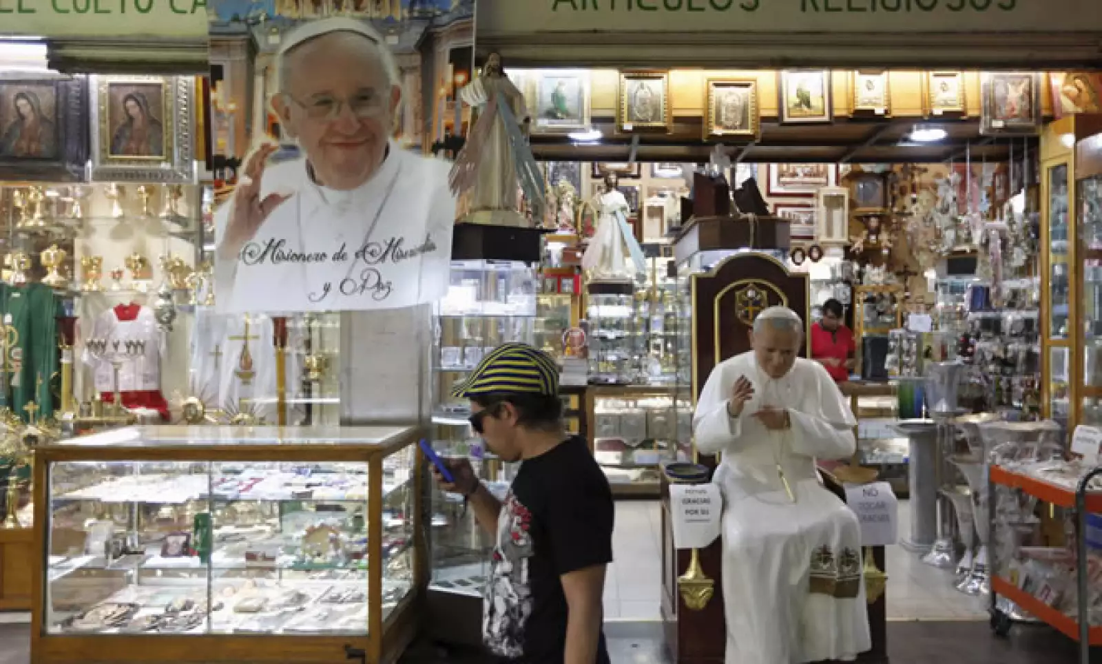 Ya sean medallas, imágenes o rosarios, las tiendas religiosas se llenaron de objetos alusivos para la visita pastoral.