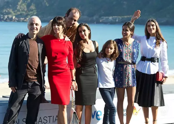 El actor Daniel GimÃ©nez Cacho con el elenco de Blancanieves.