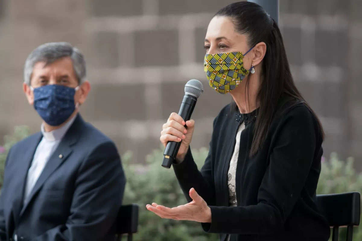Ricardo Valenzuela Pérez, rector de la Catedral Metropolitana, y Claudia Sheinbuam durante la inauguración del Hotel Círculo Mexicano, en la calle República de Guatemala en el Centro Histórico.