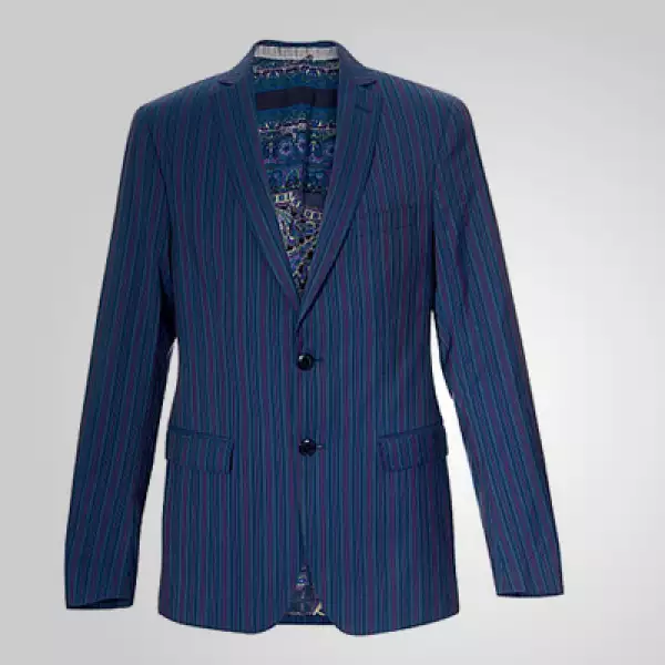 El estilo no debe estar peleado con la elegancia: para muestra, un saco en color azul fabricado en lino.