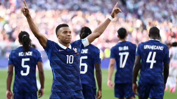 El delantero #10 de Francia, Kylian Mbappe, celebra marcar el primer gol de su equipo durante el partido de octavos de final de la Copa Mundial de 2026 entre Paraguay y Francia en el Estadio de Filadelfia en Filadelfia el 4 de julio de 2026.