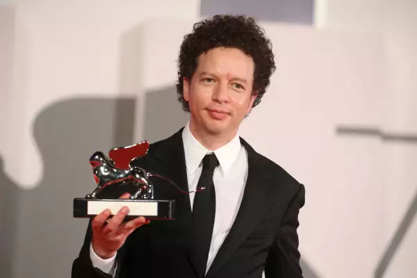 Michel Franco con el León de Plata de Venecia. 