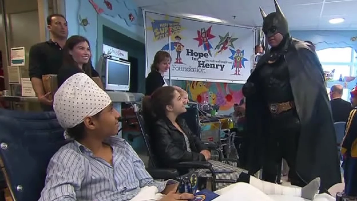 Lenny Robinson vestido del hombre murciélago durante una de sus visitas a un hospital de Maryland