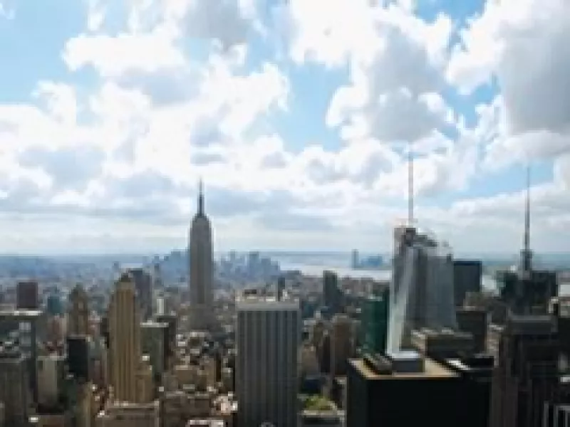 Entre dos antenas, One Bryant despunta con su diáfana figura. (Foto: Cook + Fox Architects LLP)