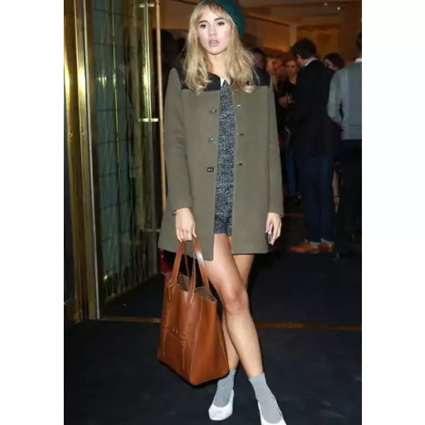 Este look tiene un aire clásico pero con un toque muy original.