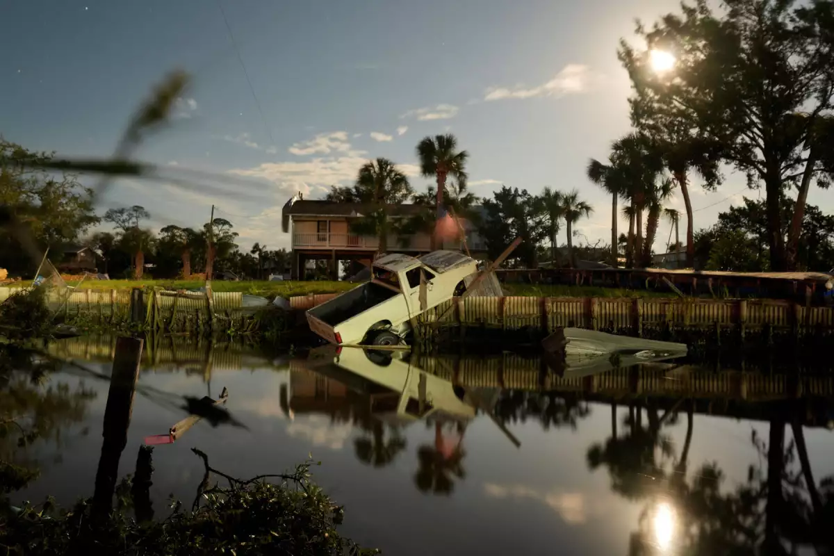 Se ve un vehículo en un canal después de la llegada del huracán Idalia a Horseshoe Beach, Florida, Estados Unidos, el 30 de agosto de 2023.