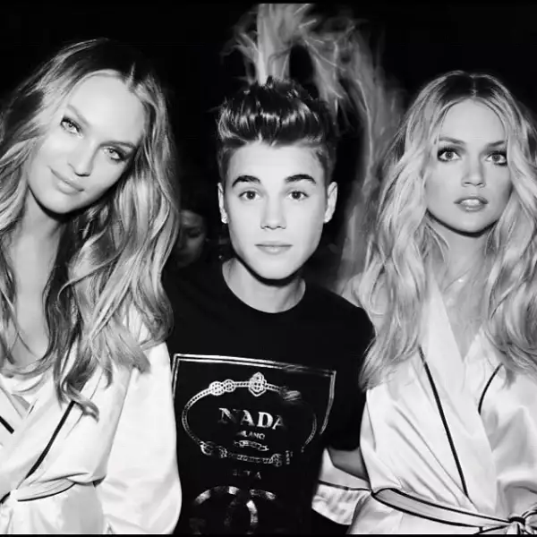 Justin Bieber estuvo en el backstage y posó con algunos ángeles. Aquí con Candice Swanepoel y Lindsay Ellingson.