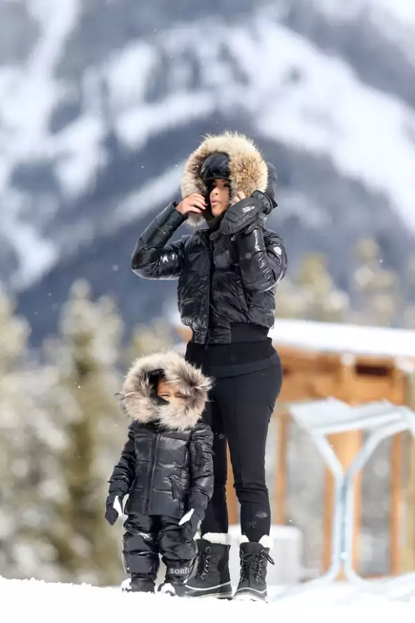 Tanto Kim como North se pararon en la nieve con mucha actitud, de tal madre tal hija.