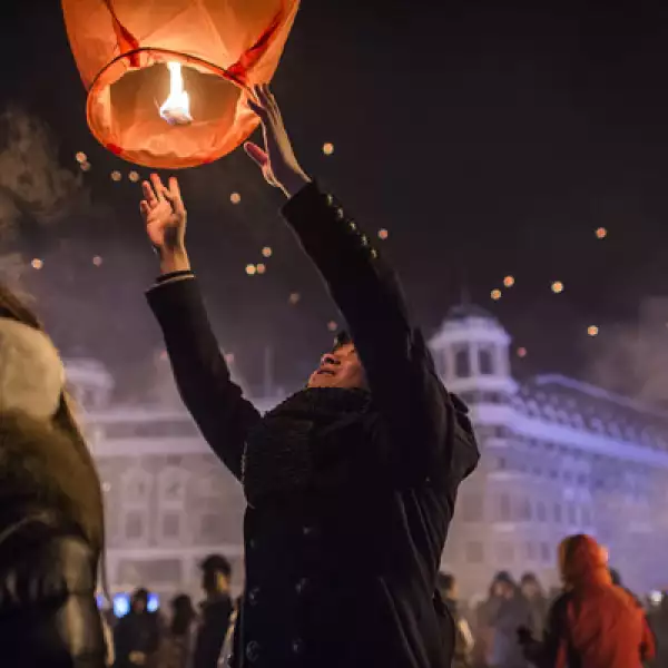 Miles de personas lanzaron globos de luz en la ciudad china de Harbin como festejos del Año Nuevo, en la víspera del Festival del Hielo en esta localidad, en el que se presentan vistosas esculturas de hielo.