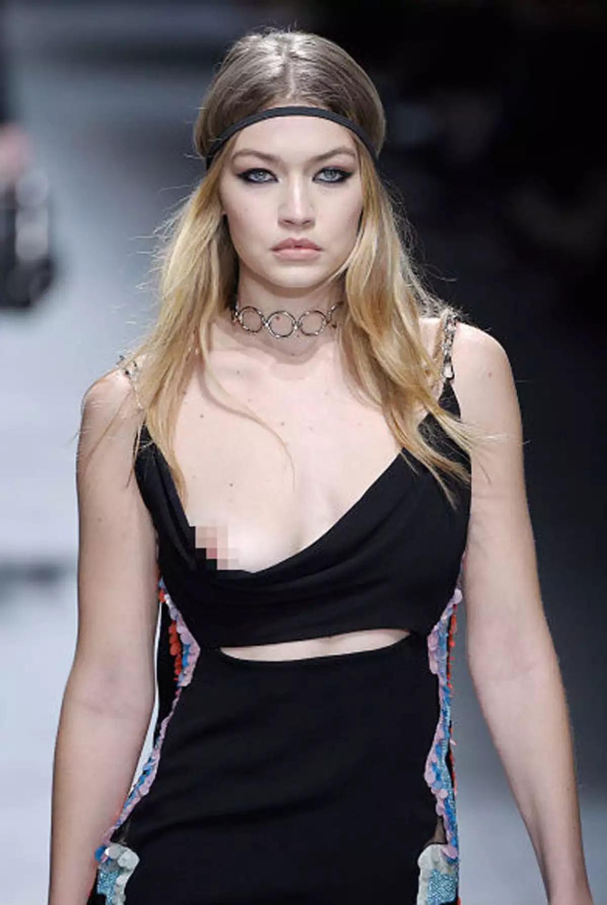 La modelo de 20 años sufrió un accidente en Milan Fashion Week y así fue cómo reaccionó.