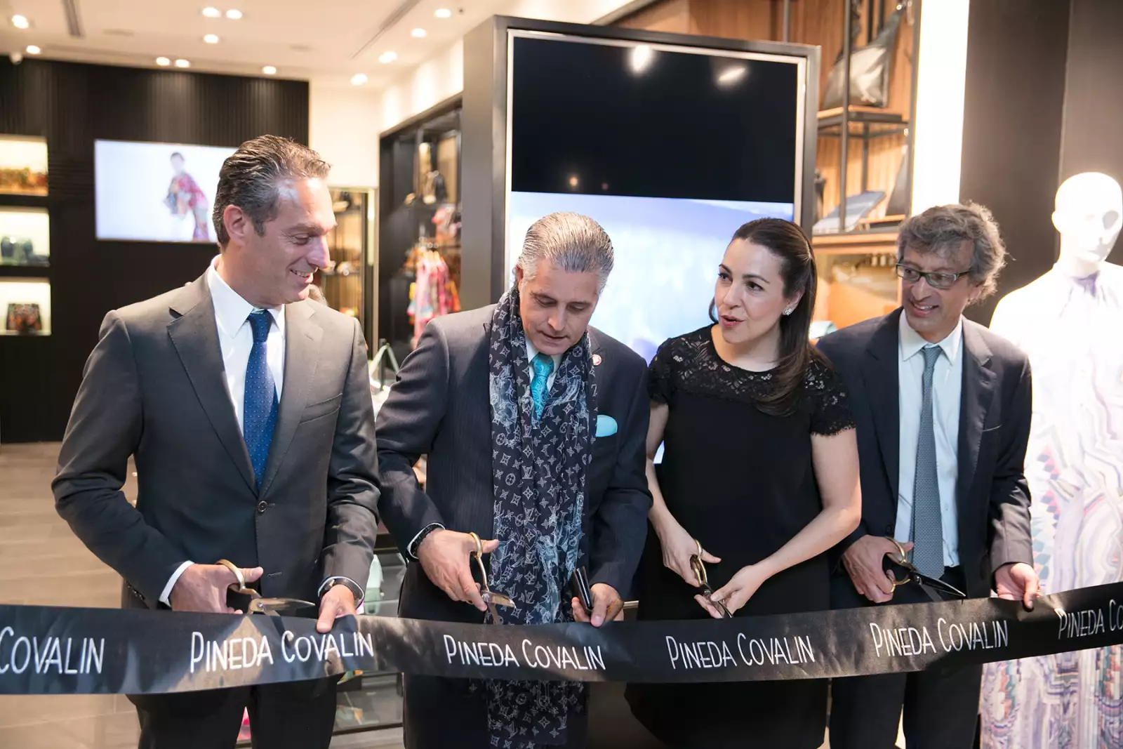 Lanzamiento de las argollas matrimoniales de Pineda Covalín