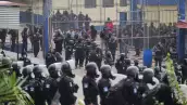 Los agentes antidisturbios guatemaltecos vigilan la entrada al Centro de Detención Preventiva para hombres en la Ciudad de Guatemala el 18 de enero de 2026.