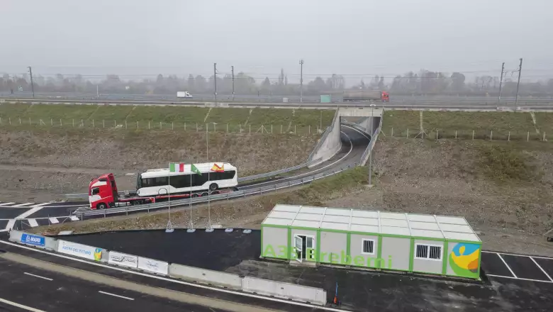 La carretera de Aleatica que carga coches por inducción