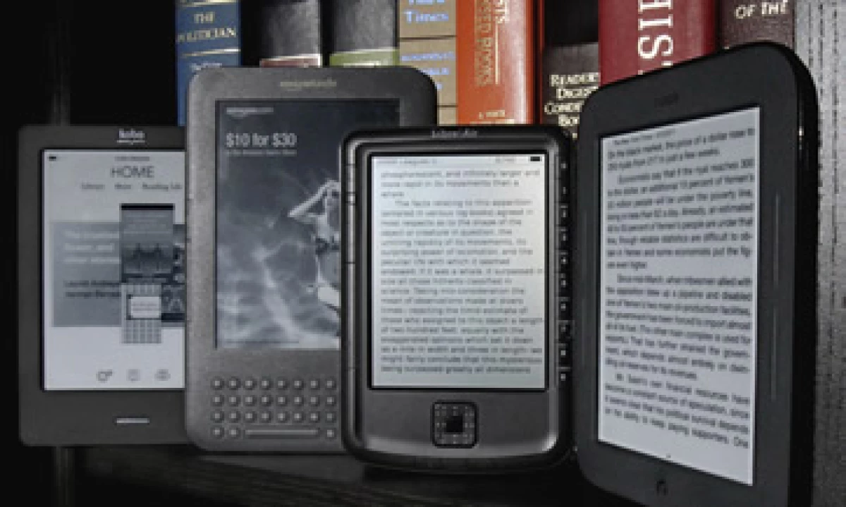 El Kindle de Amazon es más ligero que la iPad, pero la tablet de Apple tiene un navegador y otros servicios. (Foto: AP)