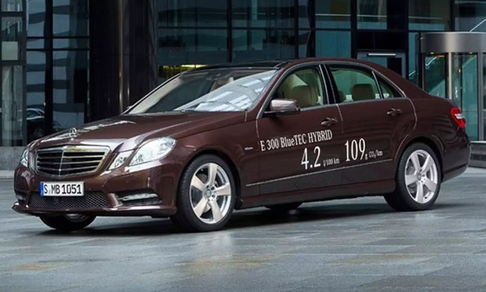 La firma alemana presentó la versión eléctrica de su modelo Clase E Hybrid, que ofrece un alto rendimiento sin contaminar al medio ambiente.