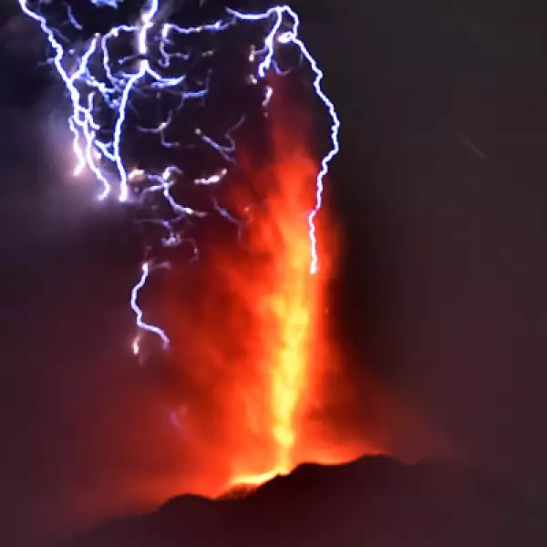 La erupción del Calbuco ocurrió de manera inesperada, ya que los ojos de los expertos se concentraban en la atención de otros volcanes. La actividad sólo fue precedida por un enjambre sísmico y ruidos subterráneos imperceptibles para la población.