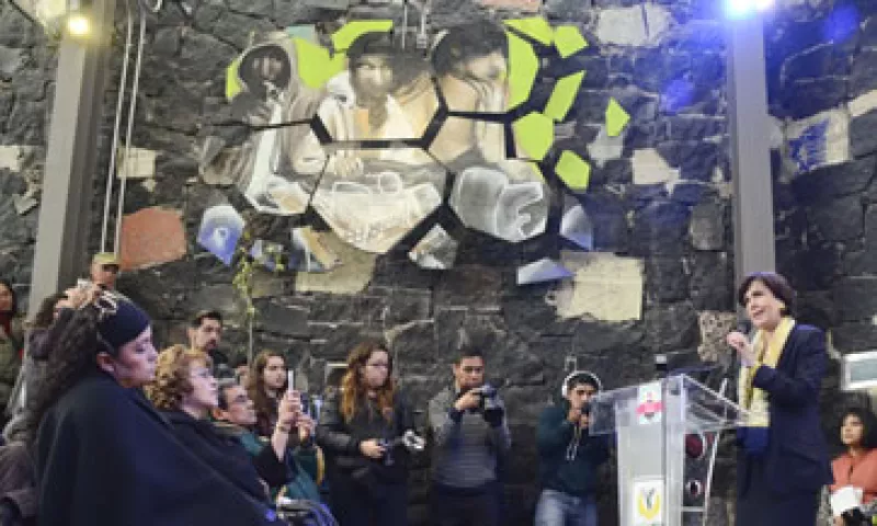 La secretaria de Gobierno Patricia Mercado (segunda de derecha a izquierda) al dirigir un mensaje a familiares de las víctimas del News Divine. (Foto: Secretaría del Gobierno de la Ciudad de México )