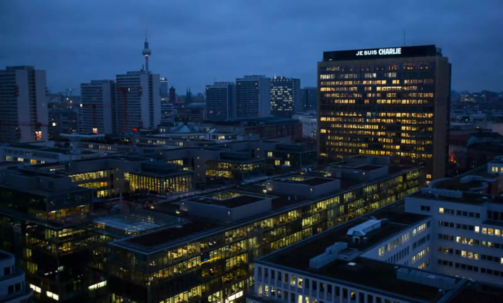 Colocó la frase Jesus Charlie en el letrero digital que hay en su sede en Berlín.