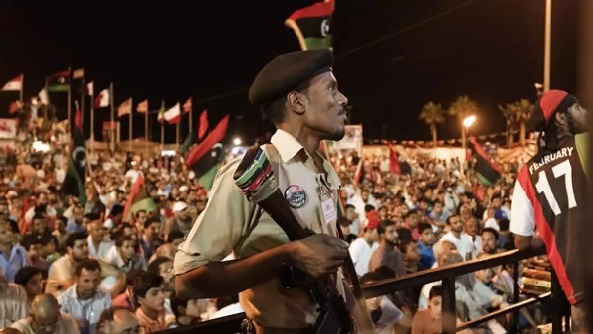 libia, los rebeldes celebran en la plaza de los mártires