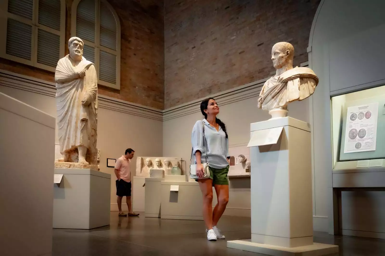 Mujer joven en el San Antonio Museum of Art