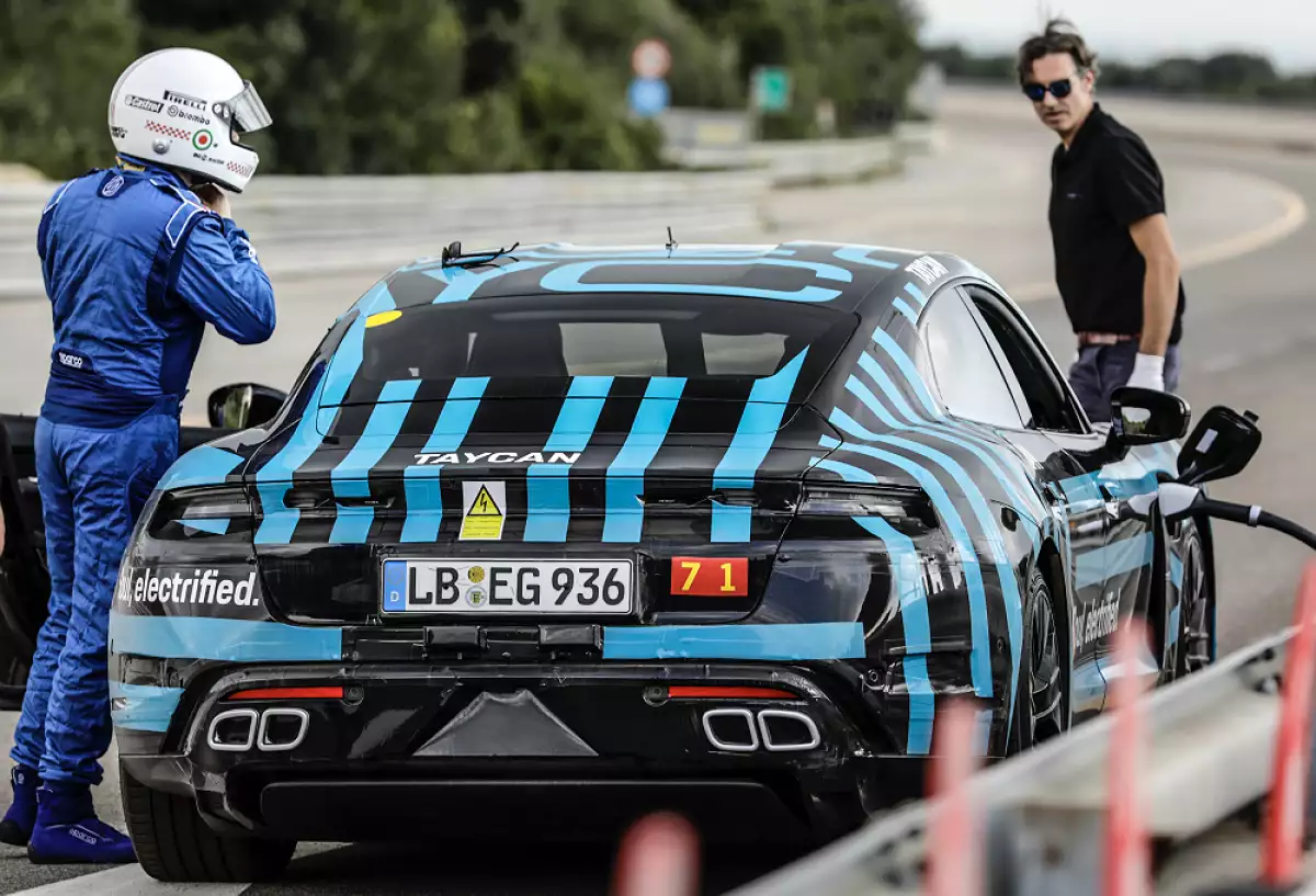 Porsche Taycan 01.jpg