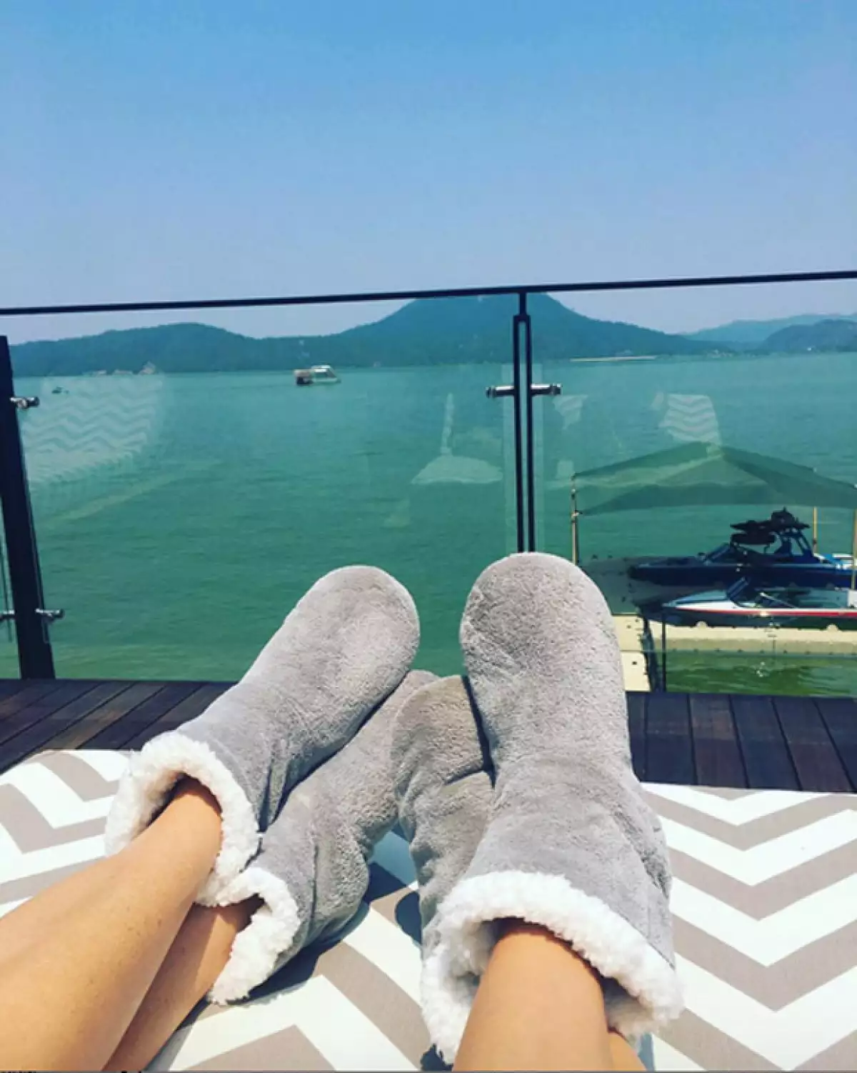 Goodbye heels! La ahora esposa de Pepe Bastón descansa en una terraza de Valle de Bravo junto a su amiga.