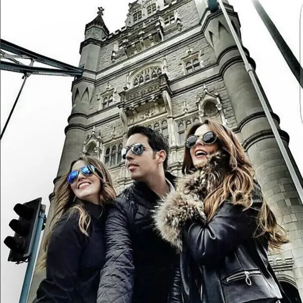 Y otra selfie con sus hermanos en el London Bridge.